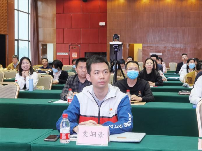 團市委青年發(fā)展部三級主任科員、部長(cháng)袁炯豪.png